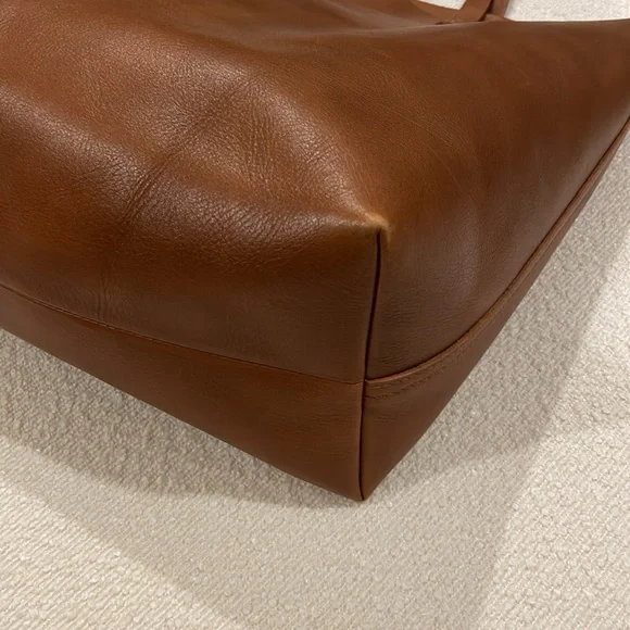 Madewell Transport Tote in English Saddle - Picture 5 of 7